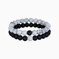 Coppia Bracelet Set in Schwarz–Weiss – zwei Perlenarmbänder mit 8-mm-Perlen auf hellem Hintergrund