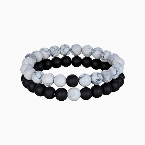 Coppia Bracelet Set in Schwarz–Weiss – zwei Perlenarmbänder mit 8-mm-Perlen auf hellem Hintergrund