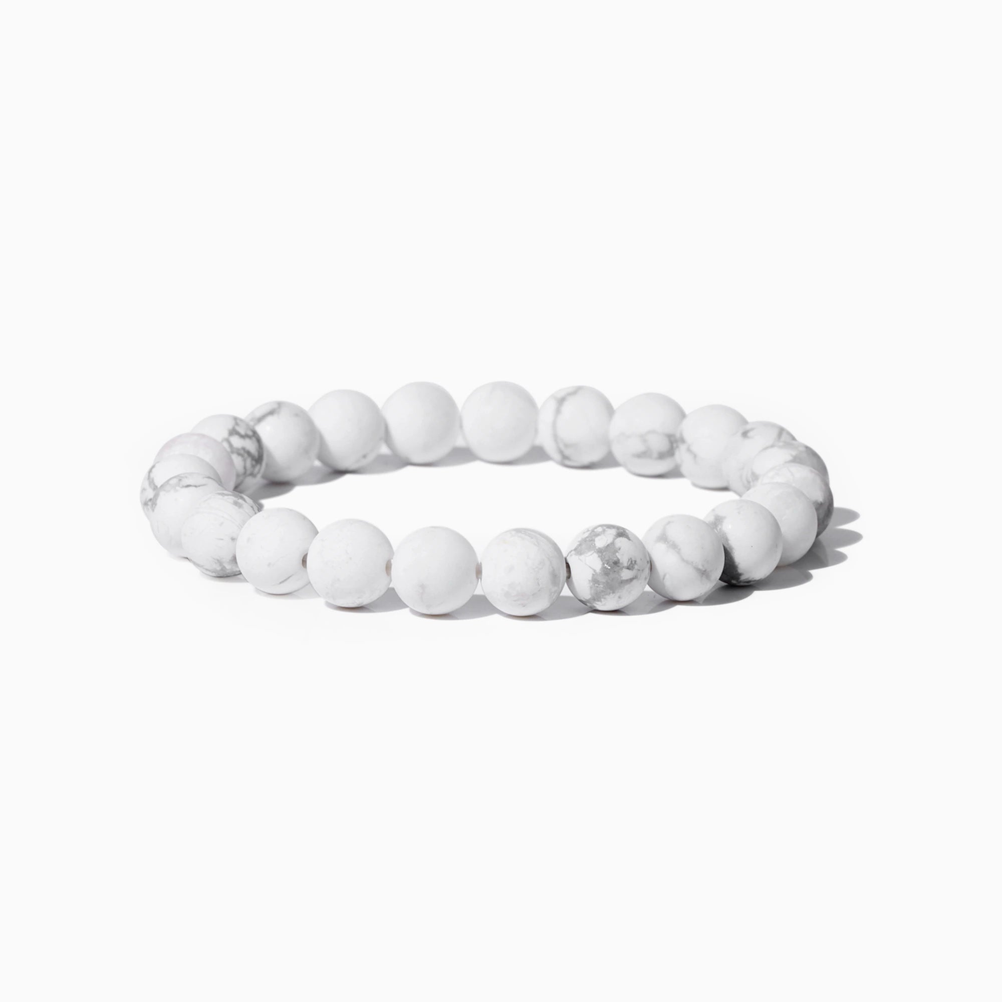 Pietra Bracelet in Weiss marmoriert – Perlenarmband mit 8-mm-Perlen auf hellem Hintergrund