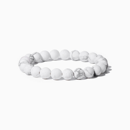 Pietra Bracelet in Weiss marmoriert – Perlenarmband mit 8-mm-Perlen auf hellem Hintergrund