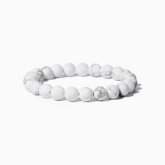 Pietra Bracelet in Weiss marmoriert – Perlenarmband mit 8-mm-Perlen auf hellem Hintergrund