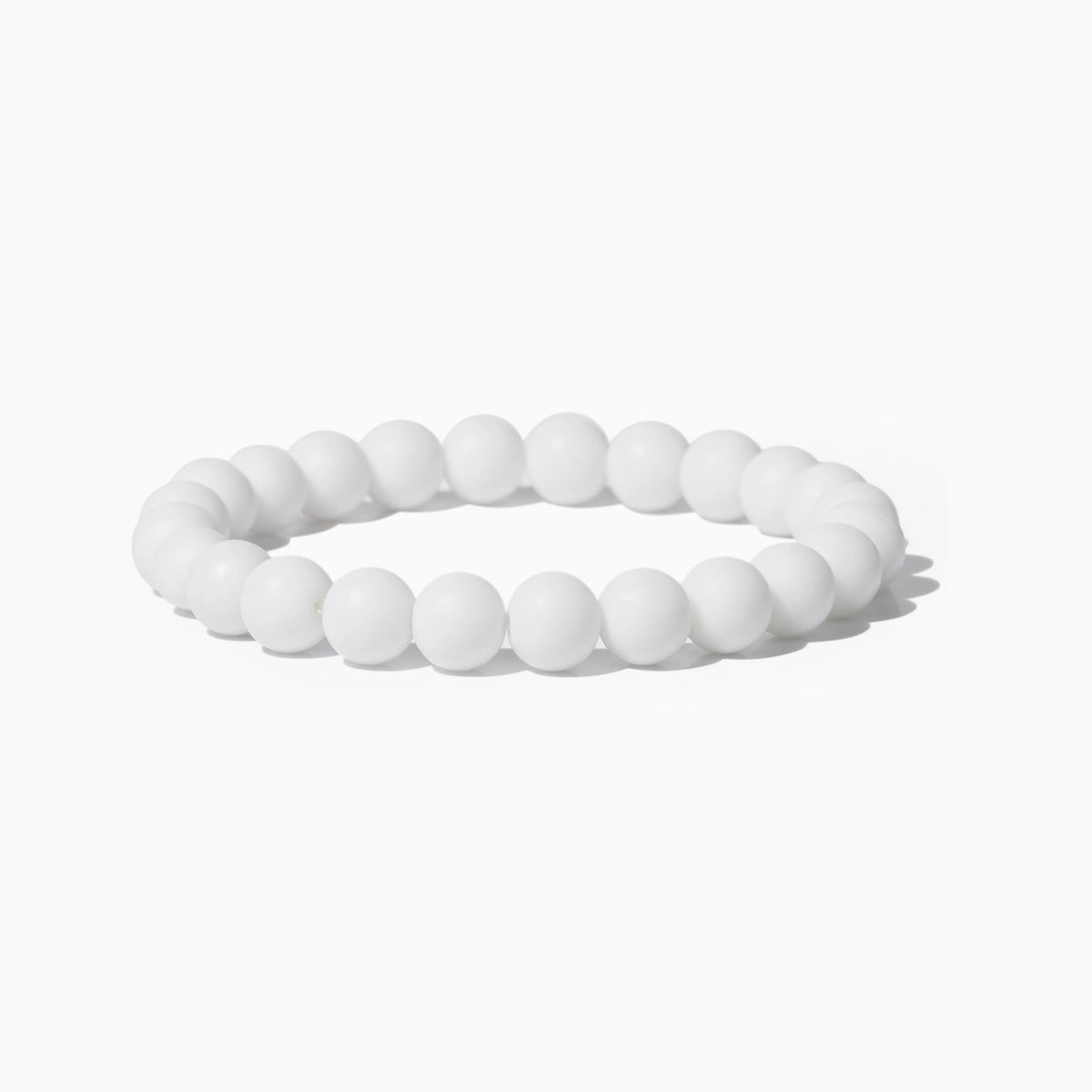 Pietra Bracelet in Reinweiss – Perlenarmband mit 8-mm-Perlen auf hellem Hintergrund