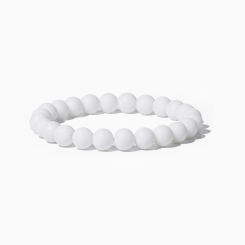 Pietra Bracelet in Reinweiss – Perlenarmband mit 8-mm-Perlen auf hellem Hintergrund